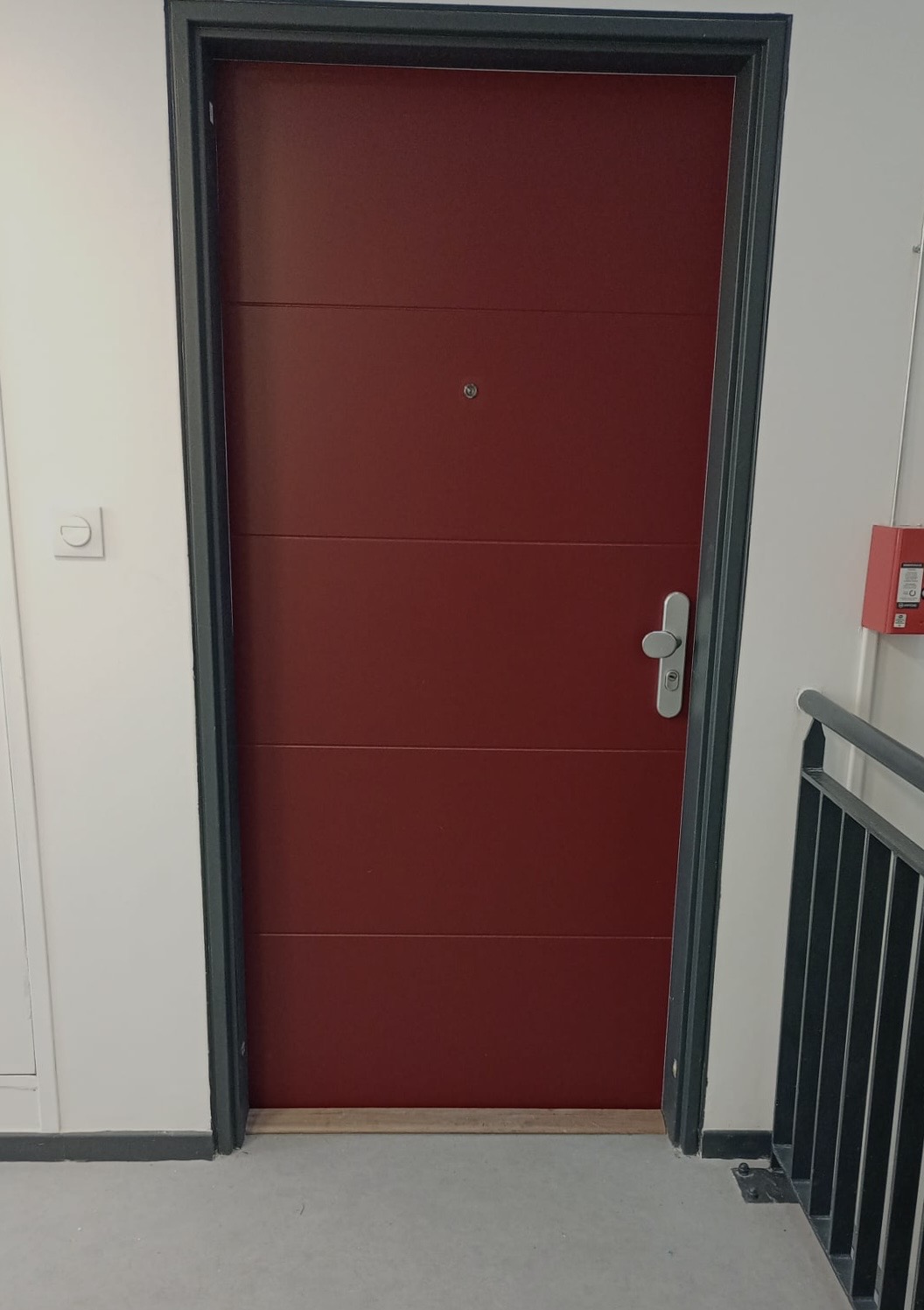 Rénovation et mise en peinture de portes extérieures réalisées avec soin par LALIMBT